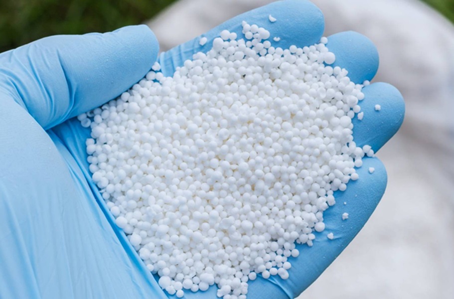 At least 50% slow‑release nitrogen in urea blends
